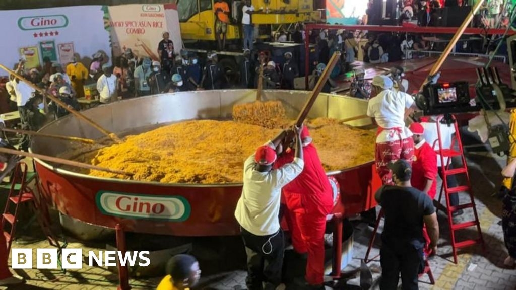 Nigerianischer Koch bricht Weltrekord für das größte Jollof-Reisgericht