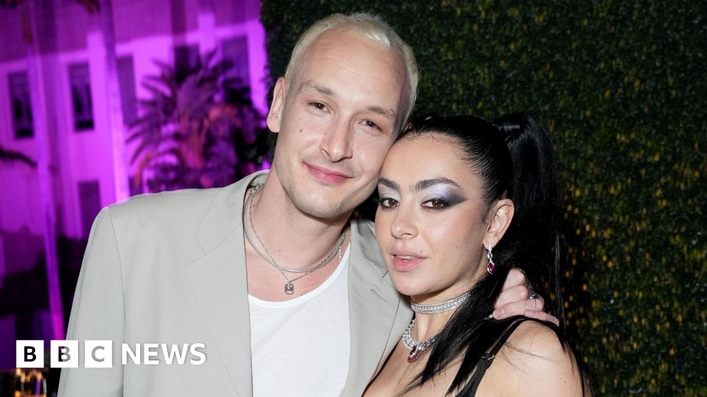 Sr. e Sra. XCX: Estrela do Brat se casa com baterista do The 1975