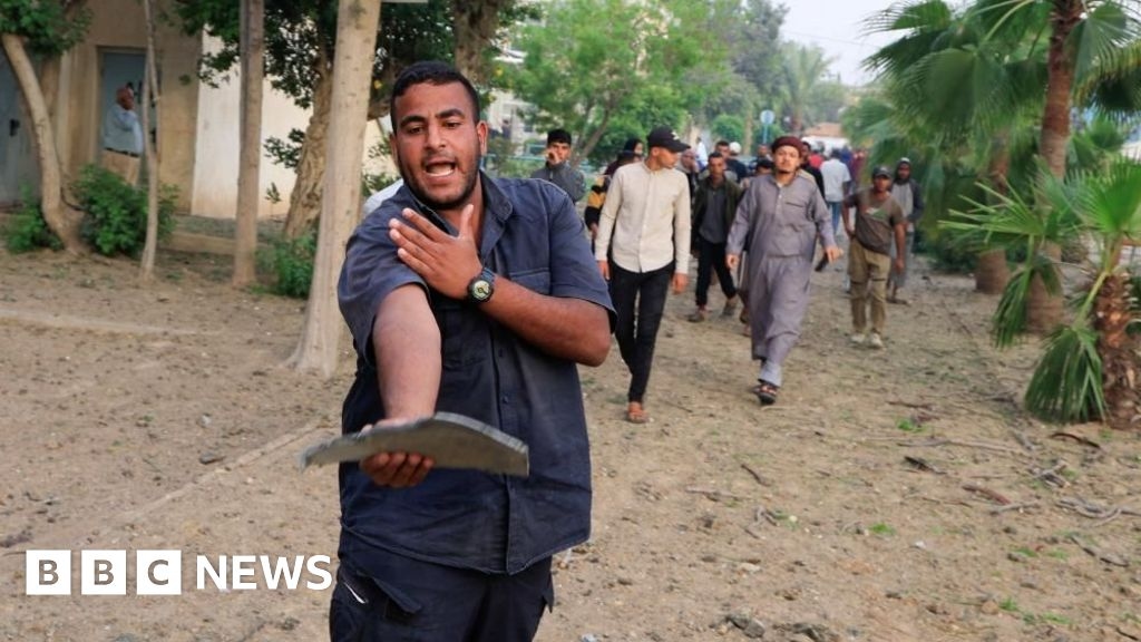 Un camarógrafo de la BBC, atormentado por los niños desnutridos de Gaza, capta el ataque israelí a un hospital.
