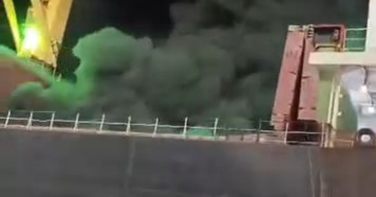 Scoppia un incendio su una nave che trasporta materie prime plastiche