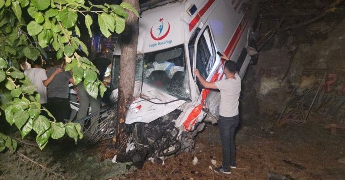 Krankenwagen und LKW kollidierten: 1 Toter, 4 Verletzte