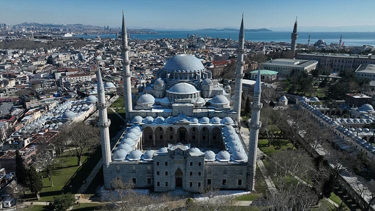 Mesquitas em Istambul são decoradas com mahyas