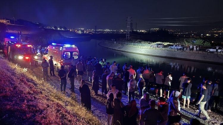 Ojciec i syn zginęli w samochodzie, który wywrócił się do kanału irygacyjnego, wielu zostało rannych