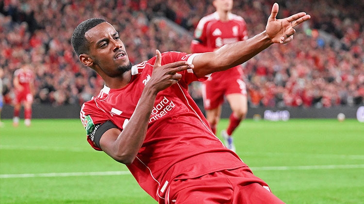 Isak opende de rekening, Liverpool ging door naar de volgende ronde! Interessante rode kaart van Ekitike