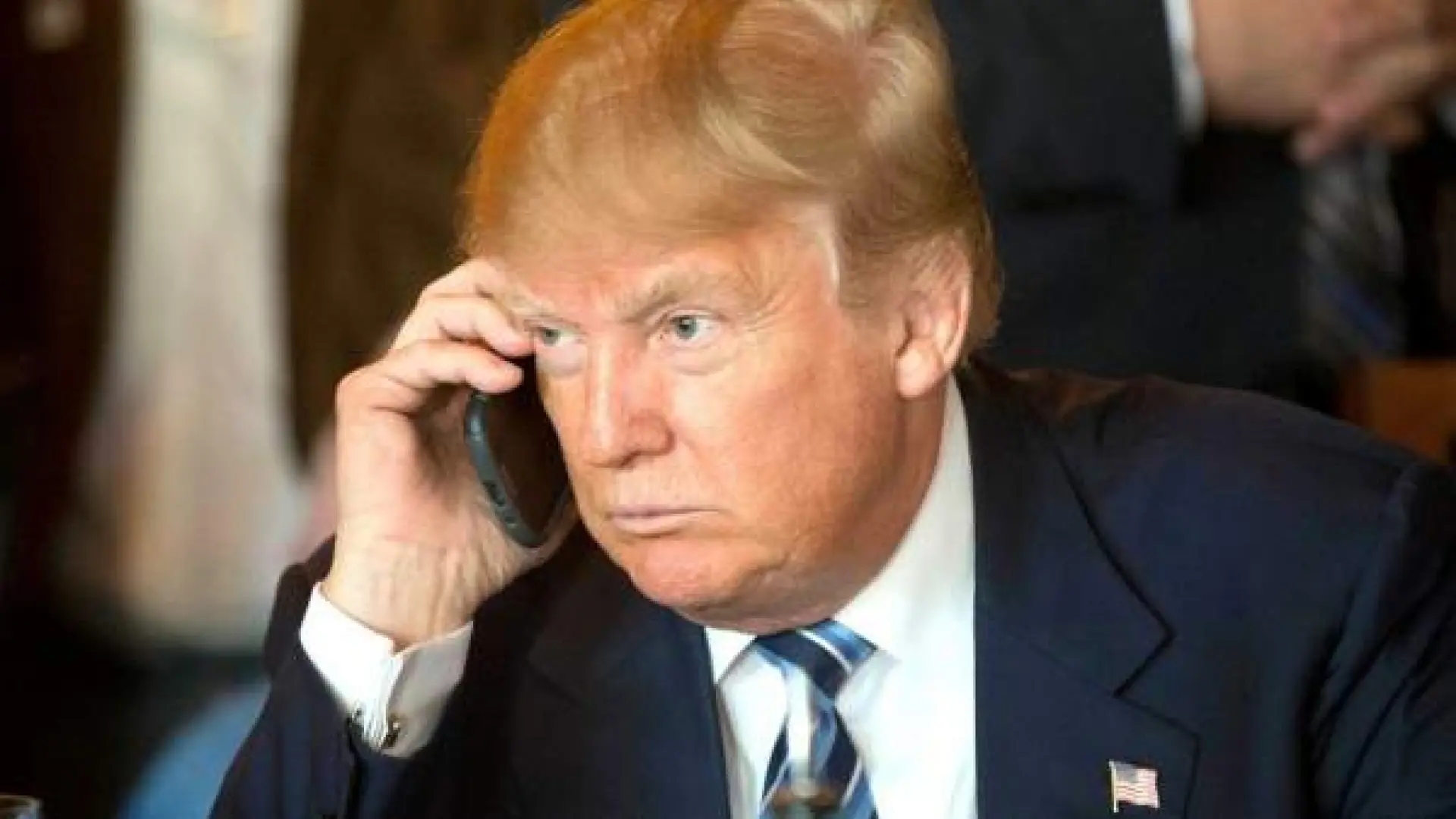 Trump lancia il suo smartphone: il T1, un "telefono elegante, placcato in oro, progettato e costruito negli Stati Uniti".