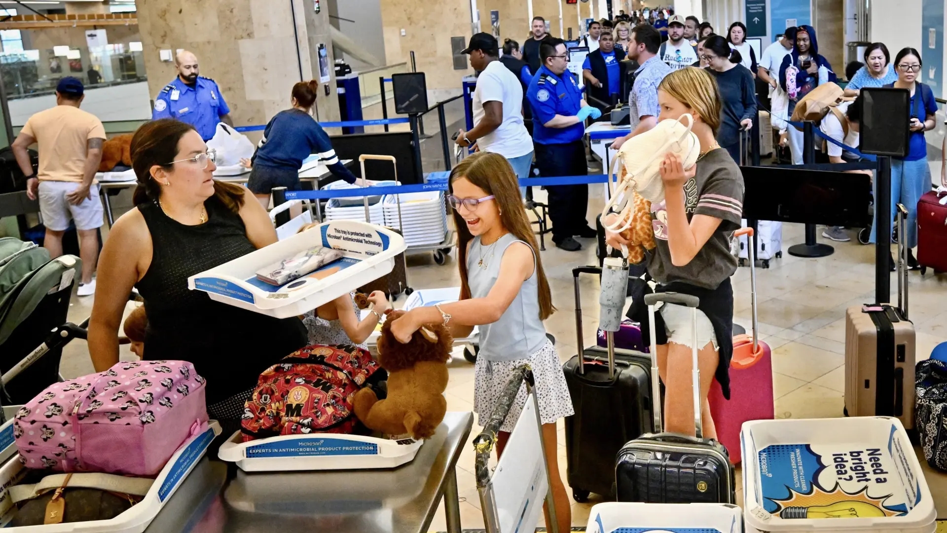 Une règle peu connue concernant votre téléphone portable dans les aéroports : il peut vous être confisqué avant l’embarquement.