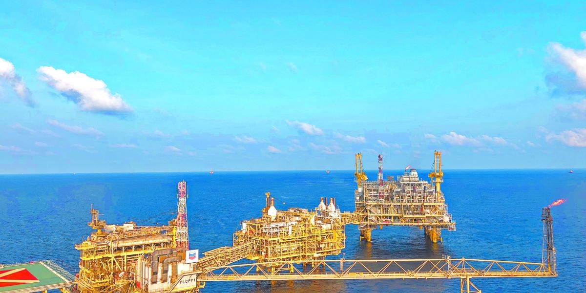 Ham petrol fiyatları, ABD-Çin görüşmelerinin ardından nisan ortasından bu yana ilk haftalık artışını kaydetti