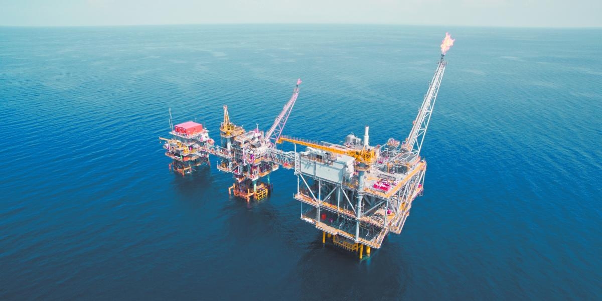 Petrol, tarife indirimleriyle iki haftanın en yüksek seviyesinde kapandı