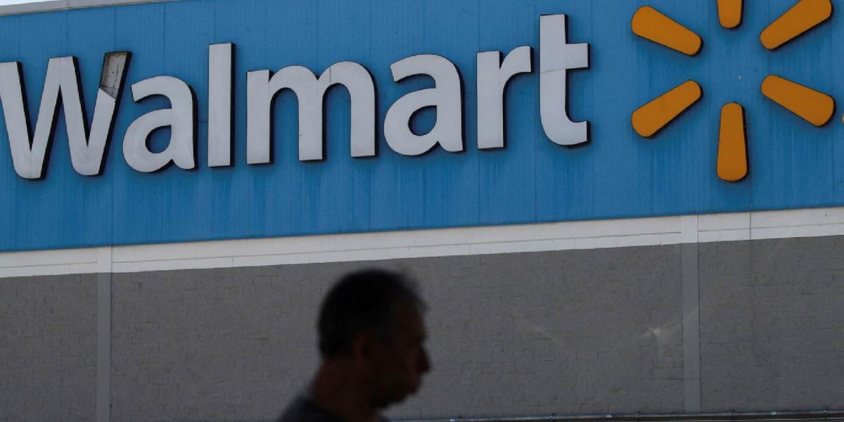 11 persone sono state accoltellate fuori da un Walmart nel Michigan.