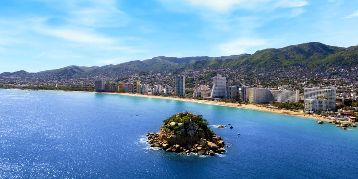 Через два года после катастрофы Отиса восстановление гостиничной инфраструктуры в Акапулько продолжается.