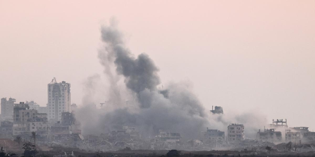 İsrail, Gazze Şehri'ne düzenlediği bombalı saldırıyla bir konut kulesini daha yıktı