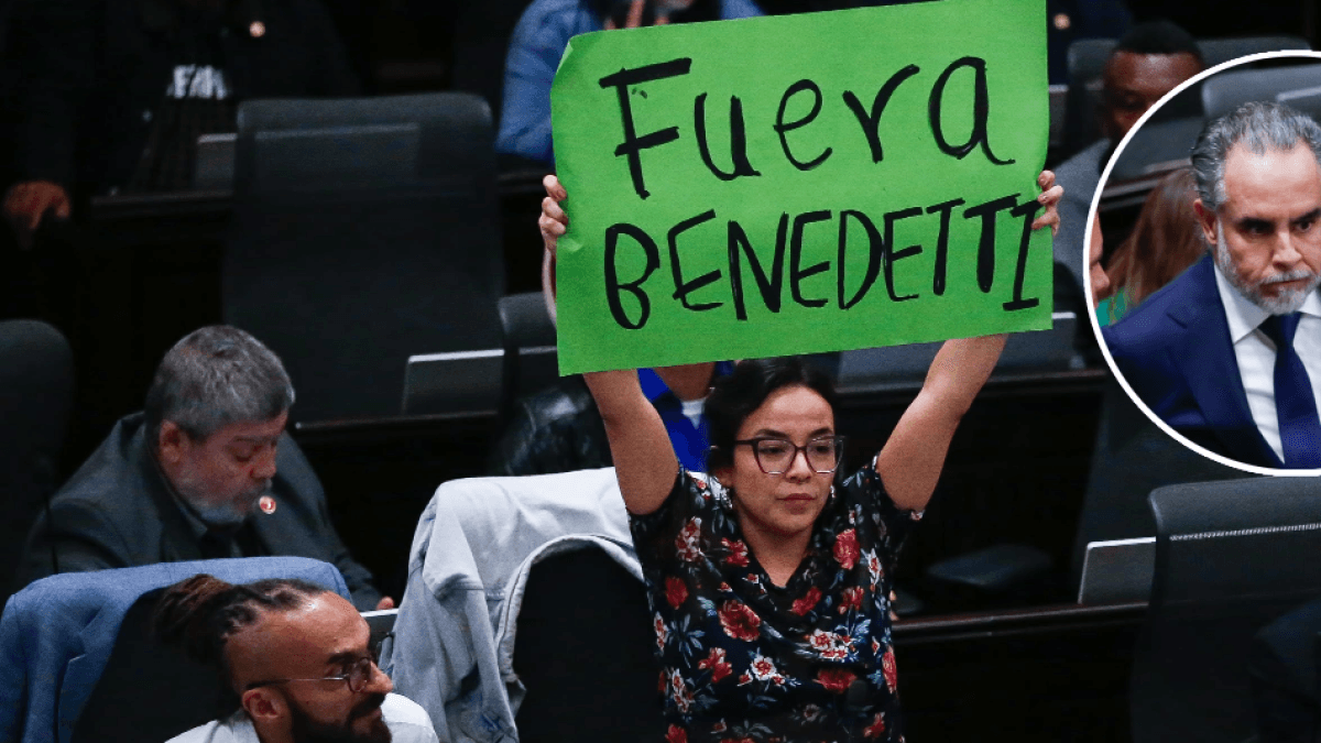 With signs reading 'Benedetti out', the Minister of the Interior is received in the plenary session of the House of Representatives