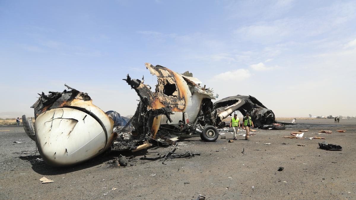Yemen'in başkenti Sana'daki havalimanı, İsrail'in bombalamasının ardından tüm uçuşları süresiz olarak askıya aldı.