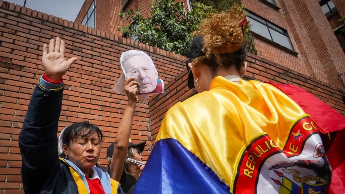 Eski Devlet Başkanı Álvaro Uribe Vélez'in iki suçtan mahkum edilmesinin siyasi etkileri: Kolombiya'da yeni bir kutuplaşma dalgası mı geliyor?