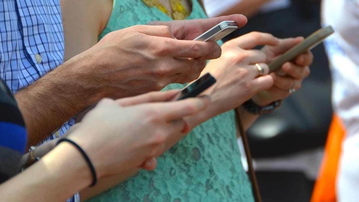 “Soy mucho más feliz así”: Adicto a su teléfono, reduce su tiempo frente a la pantalla de 8 a 3 horas