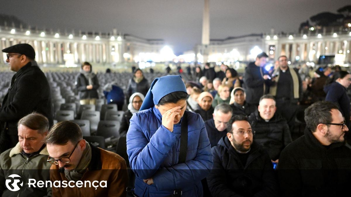 "Ahora nos toca a nosotros orar por él." Los fieles se reúnen en el Vaticano para orar por el Papa