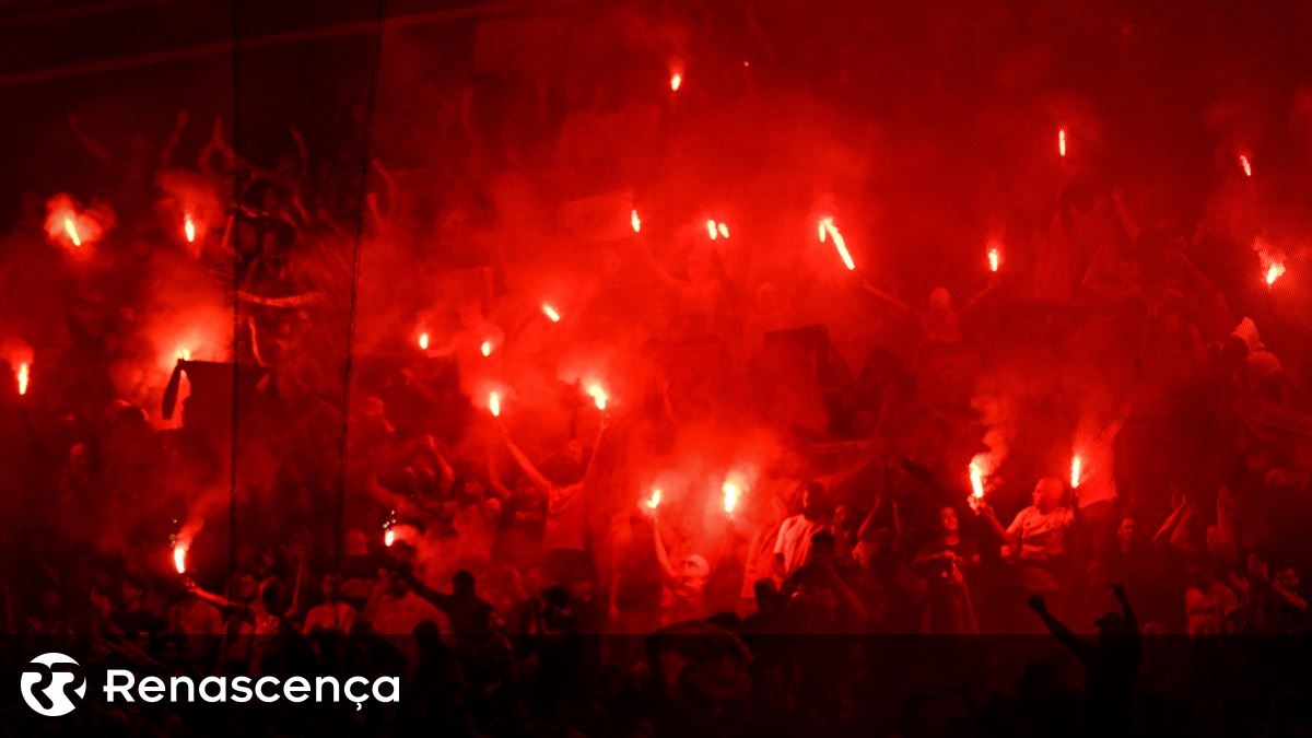 «Бенфика» жалуется, что многие болельщики пришли на стадион только к концу первого тайма.