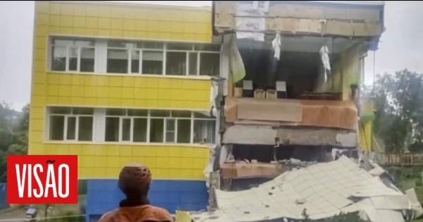An 8.8 magnitude earthquake off Russia triggers tsunami warnings in the Pacific, as the first waves reach Hawaii.