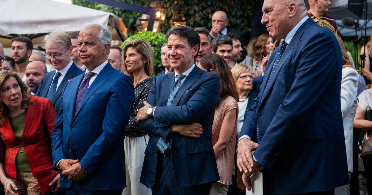 Giuseppe Conte prend la parole : « Schlein absent de Villa Taverna ? C’est une erreur de discuter de l’alliance avec les États-Unis. »