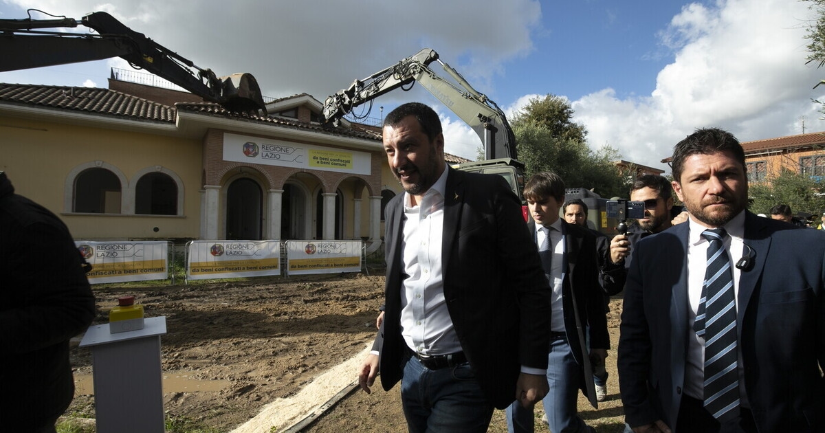 Salvini parkeert de cementmolen en klimt terug op de bulldozer