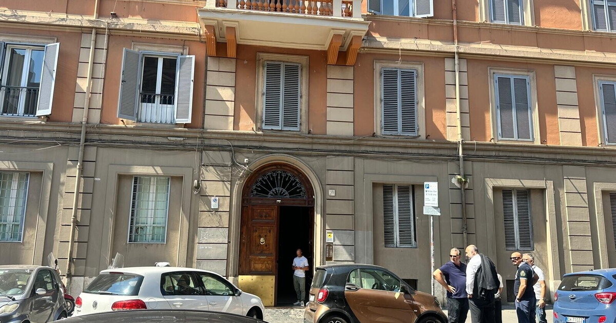 Fratelli d'Italia'nın fraksiyonu düştü, Meloni çocukları karargahı işgal etti. Yaramazlık ve polis.