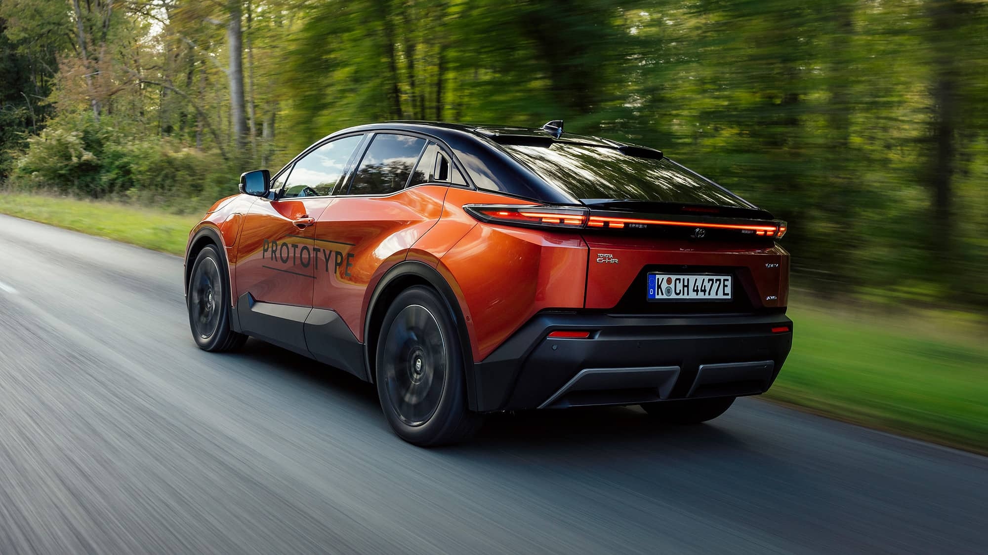 Toyota CH-R+ (prima prova su strada): SUV elettrico con stile e autonomia fino a 609 km