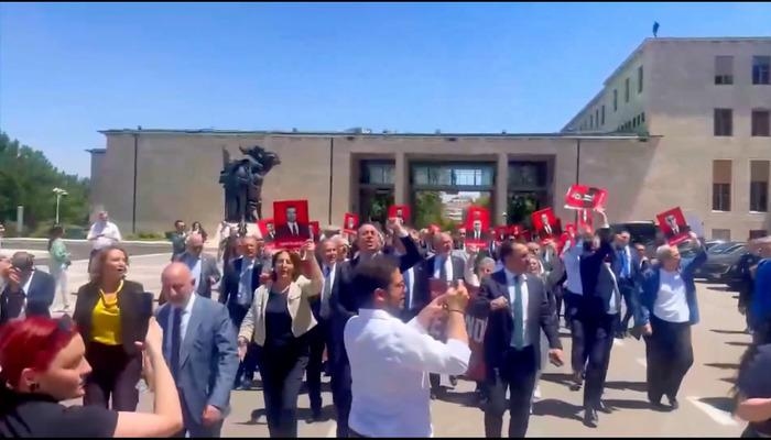 ¡El grupo del CHP marchó al Ministerio de Justicia! Los diputados del AKP respondieron a sus consignas.
