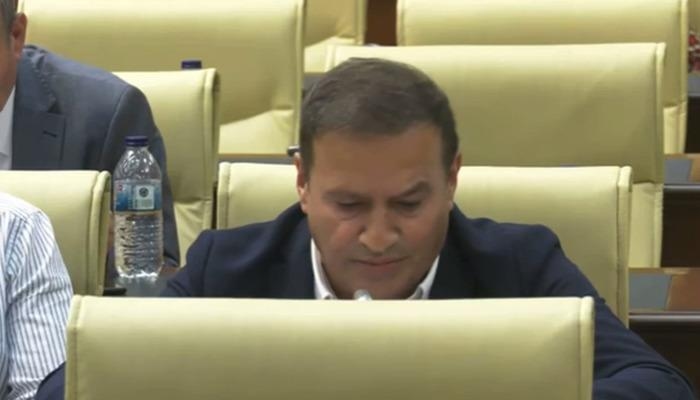 Реакция члена муниципального совета Анкары от партии ПСР Османа Айдогду на тендер и заявку компании ABB на строительство искусственного газона: «Это социальный муниципалитет?»