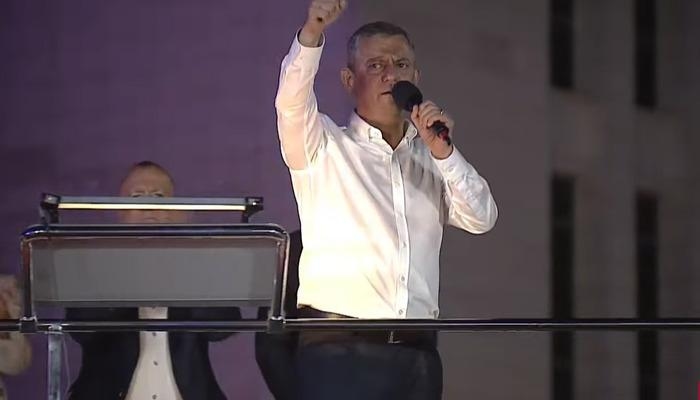 Líder do CHP, Özgür Özel, realiza primeiro comício em Istambul após a tutela: "Ninguém mais tem garantia de certificado de eleição."