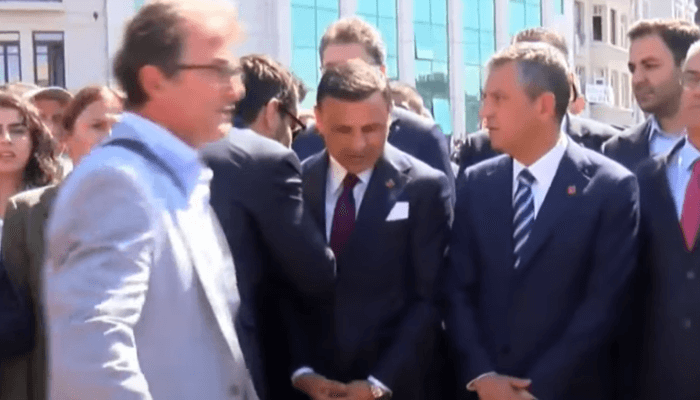 ÚLTIMAS NOTÍCIAS | Líder do CHP, Özel, em Taksim! Chegou com Özgür Çelik, desafiou Gürsel Tekin: Não vou perdoá-lo!
