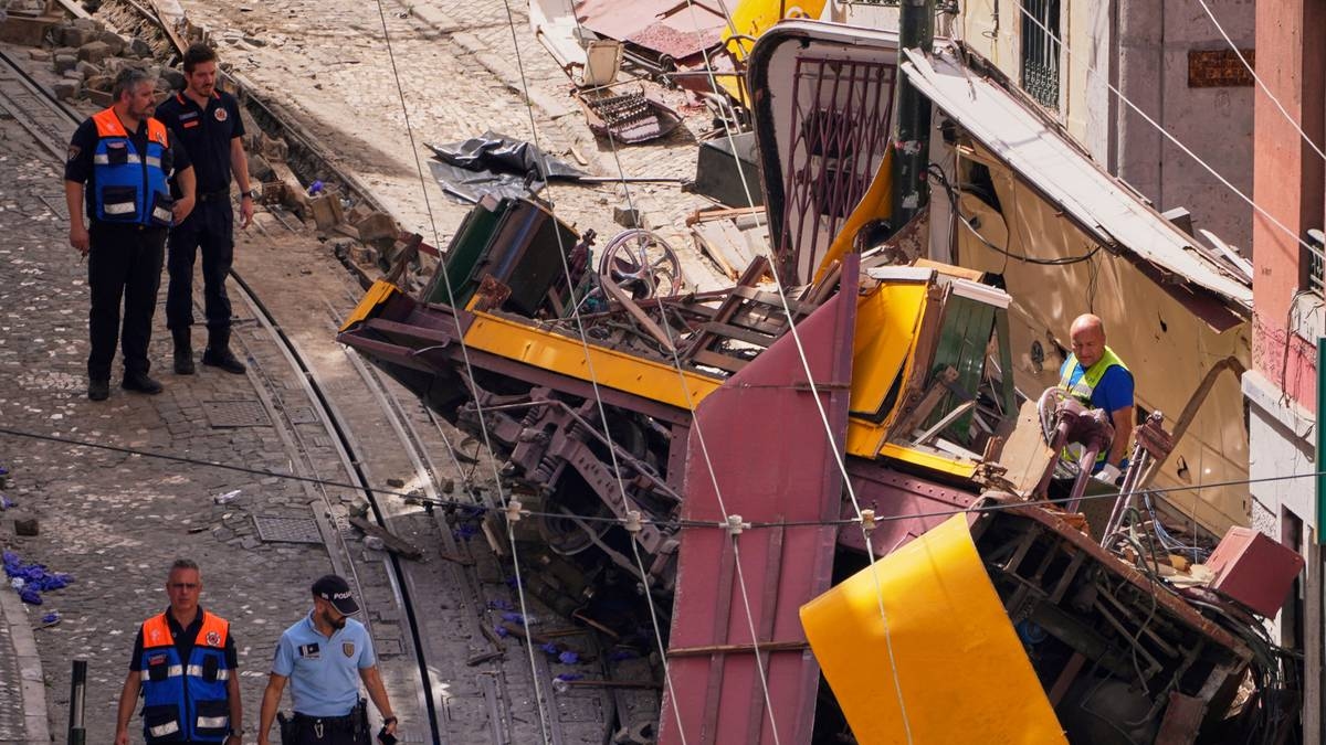 New reports of the Lisbon cable car disaster. "There is an atmosphere of fear"