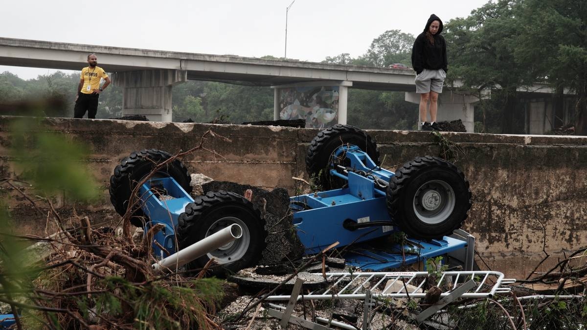 Plotselinge overstroming in Texas, dodental loopt op. Dramatische verhalen van Polen.
