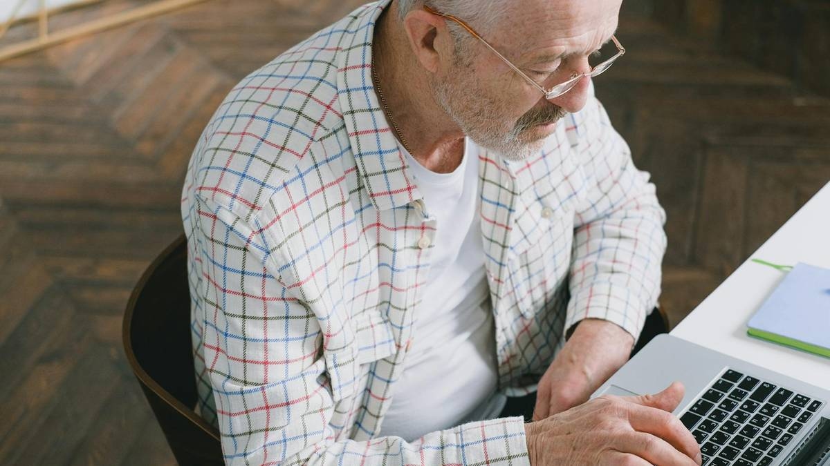 Work for retirees. How much in contributions does the company have to pay, and how much stays in the senior's pocket?