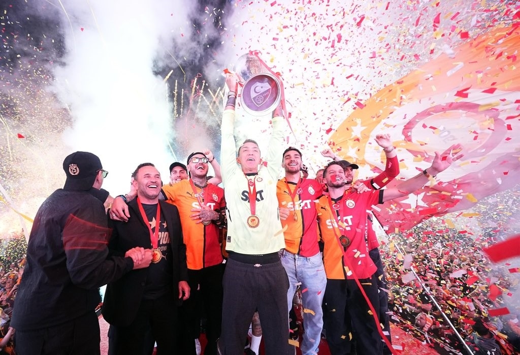 Champion Galatasaray received its cup in Yenikapı
