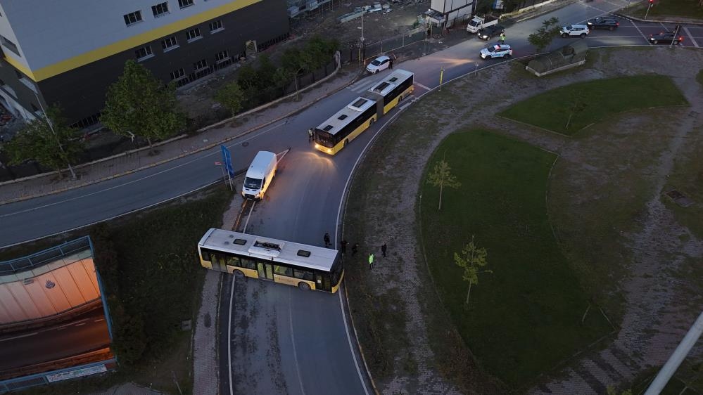 An IETT bus whose brakes failed in Avcılar crashed into another bus, closing the road to traffic