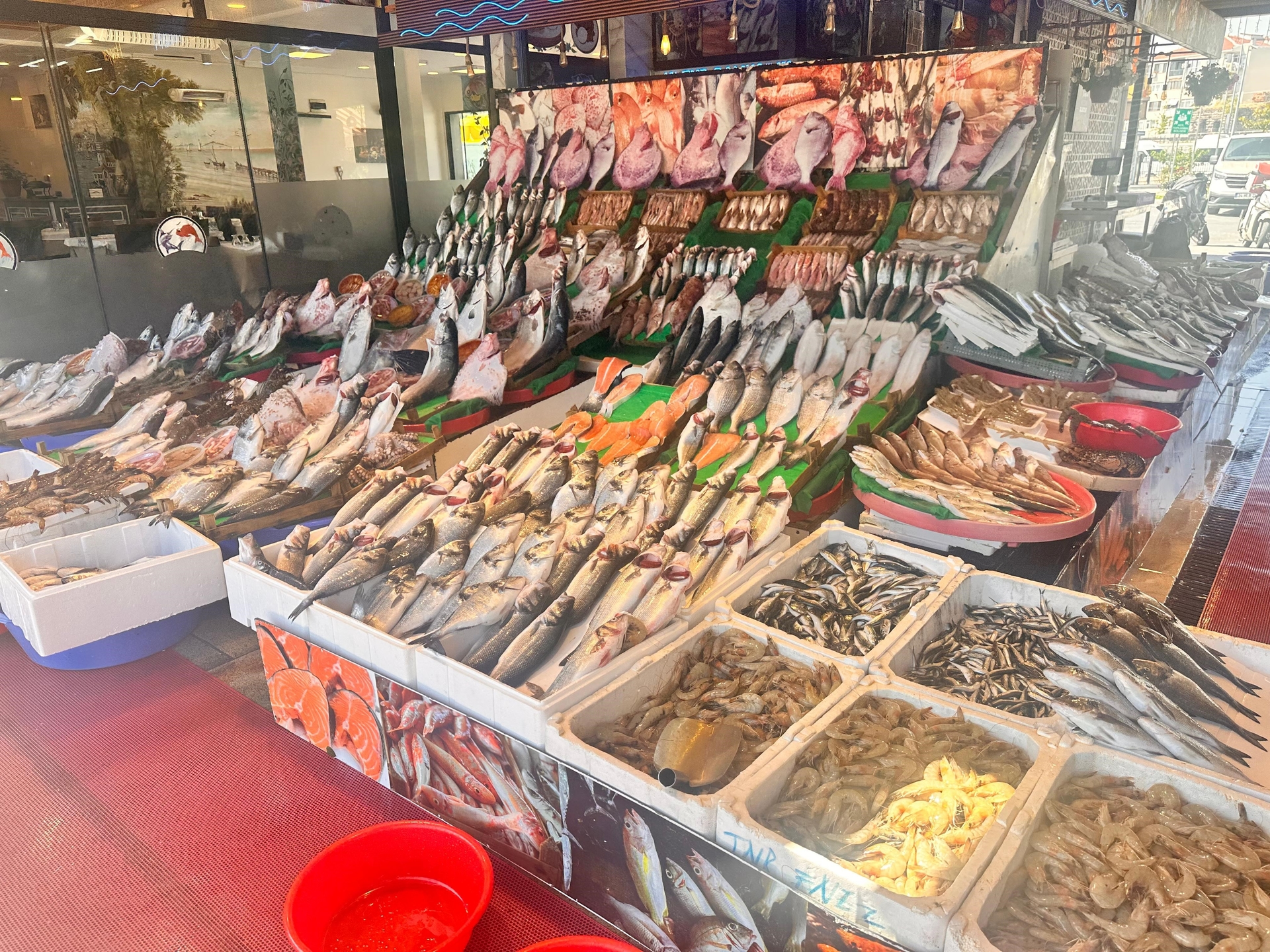 Silêncio de feriado nos mercados de peixes de Istambul