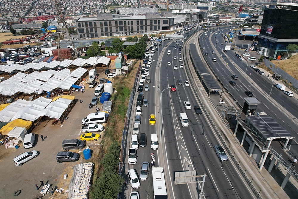 Offer het verkeer op op de zijweg Avcılar E-5