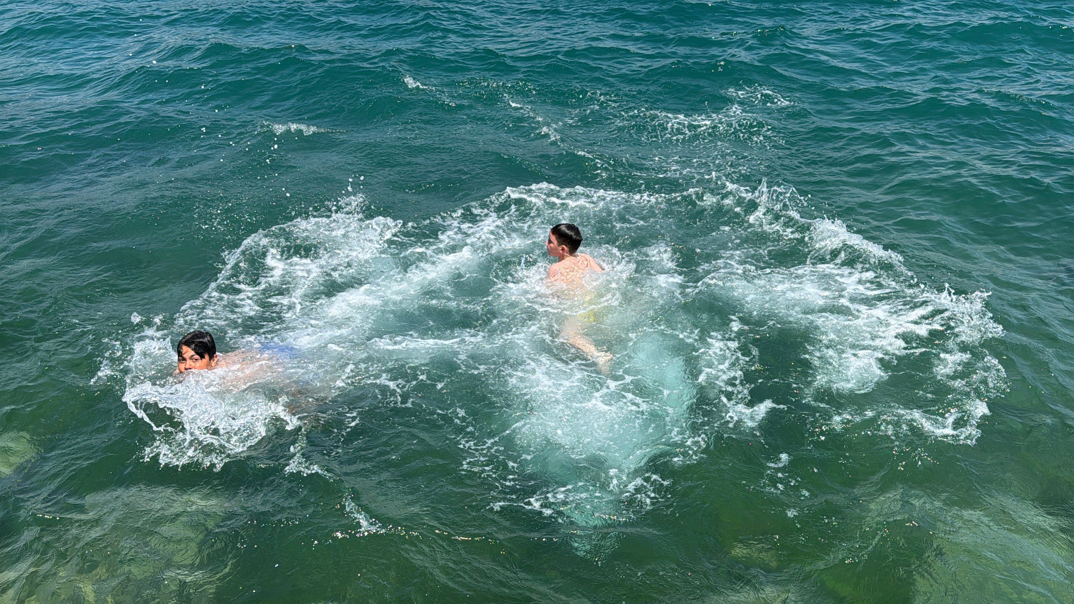 No 2º dia do Eid al-Adha em Sarıyer, os cidadãos se refrescaram no Bósforo