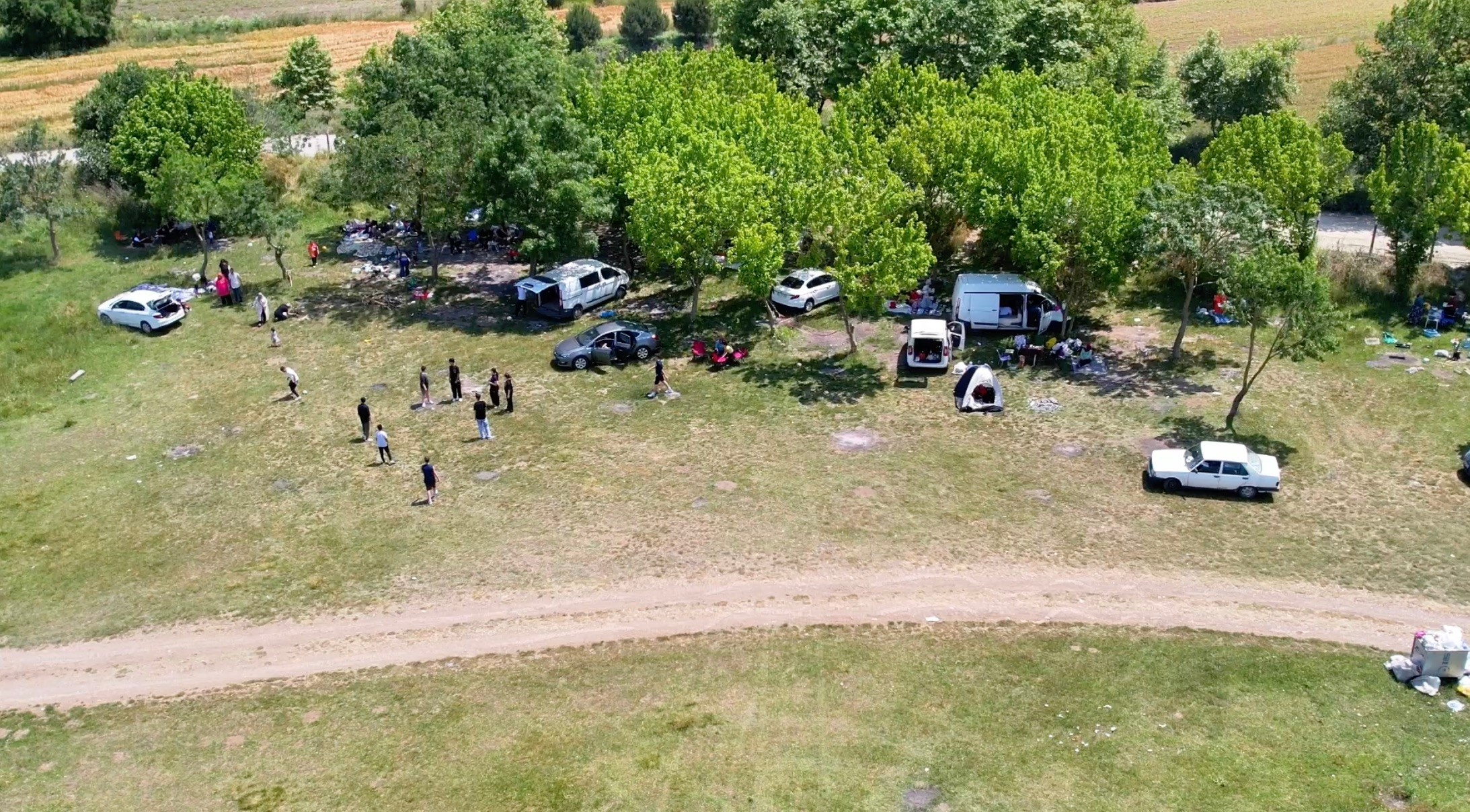 Aglomeração em áreas de piquenique em Istambul vista do ar