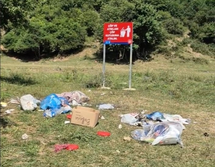 Çevreyi kirletmesinler diye hendek kazdırdı