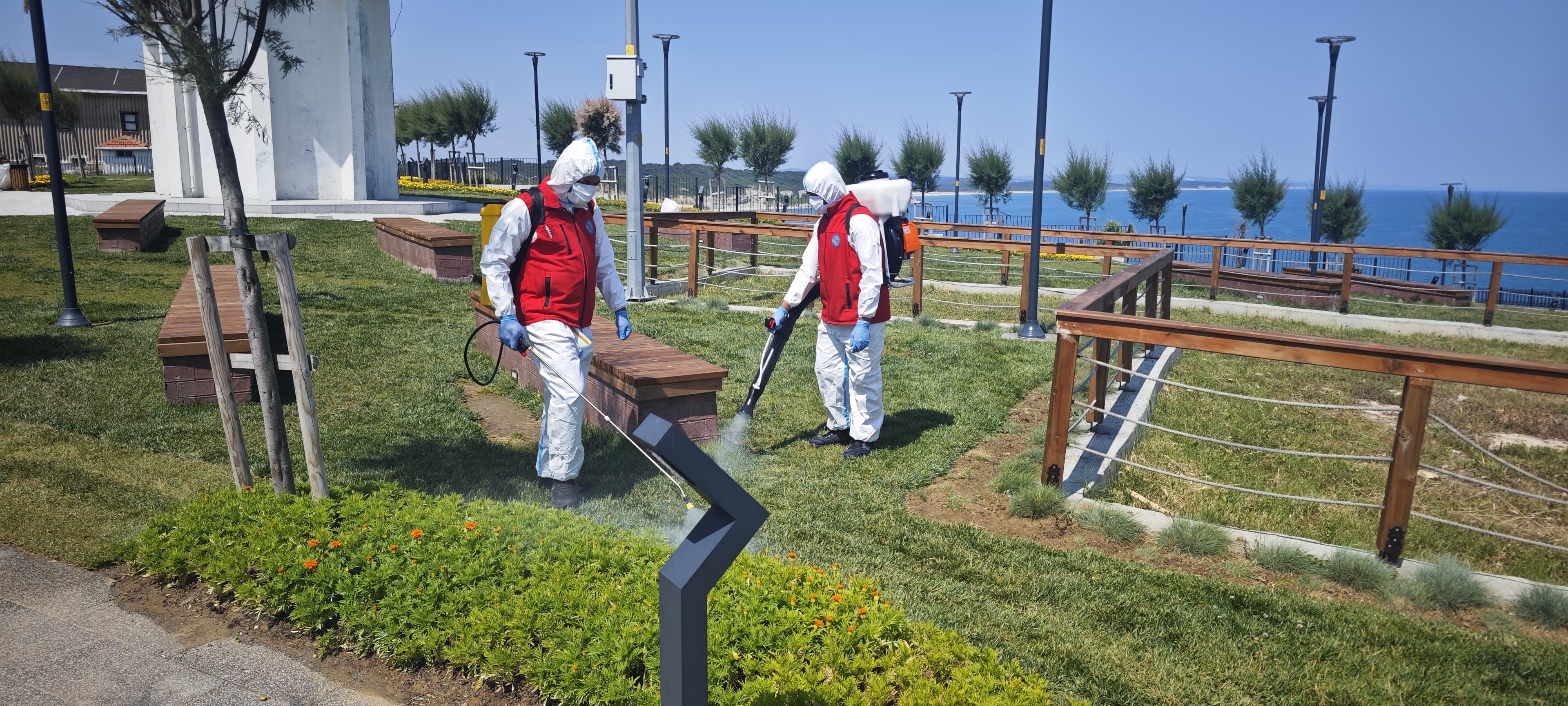 Parks und Gärten in Arnavutköy werden von städtischen Teams besprüht