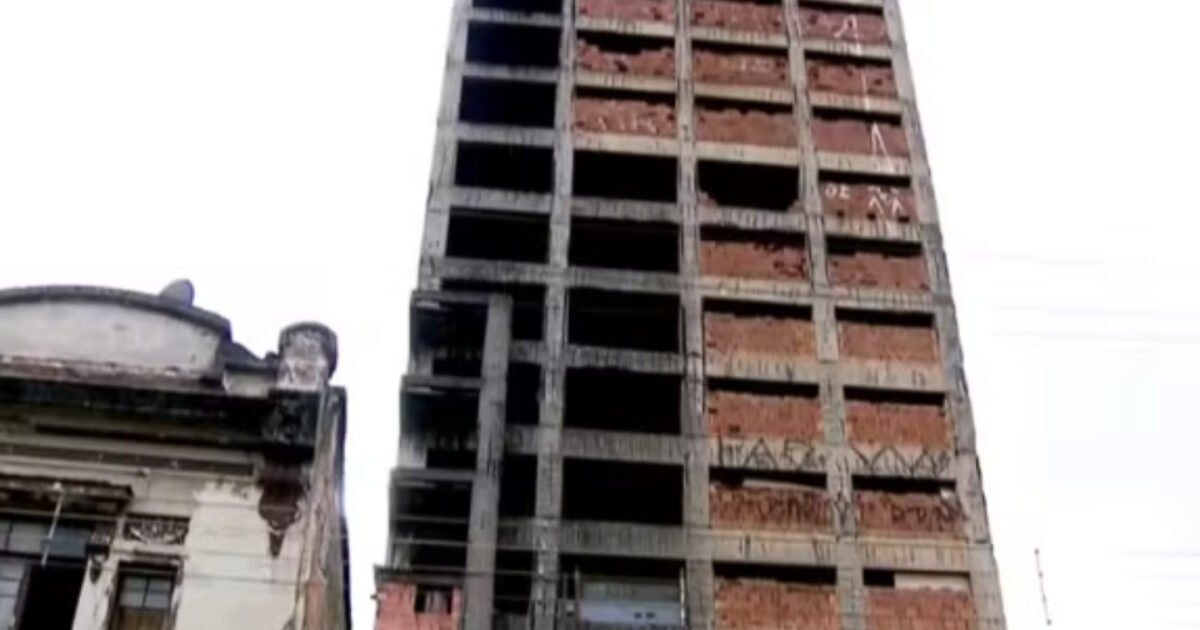 What is the 'Caveirão' and why will the building in São Paulo be demolished?