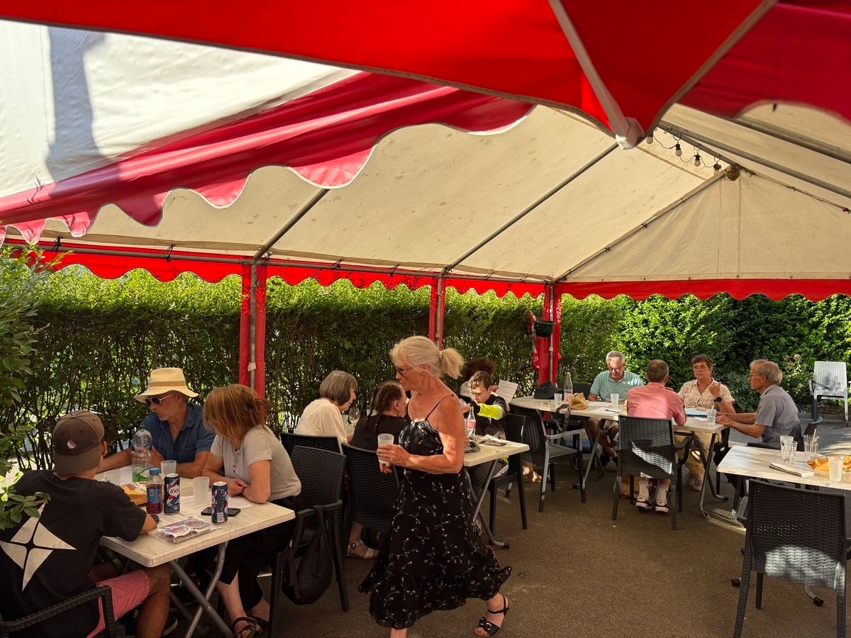 Café constituyente en la posada del pueblo