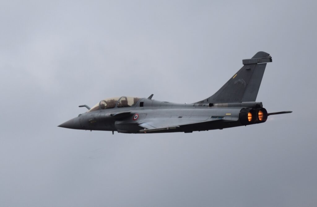 Rafale Bragards ve Chaumontais jandarma öğrencileri Champs'ta