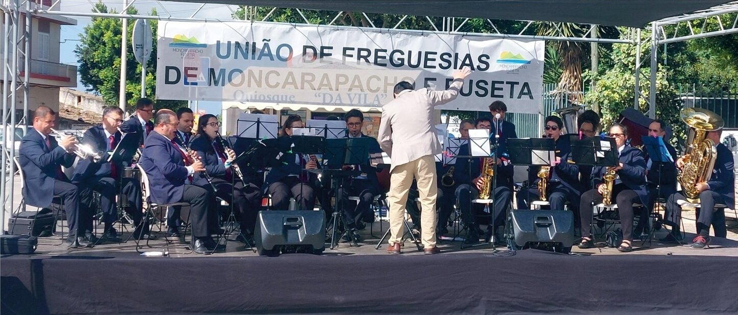 L'orchestre philharmonique de Moncarapacho se produit le 1er décembre sur la place de la République