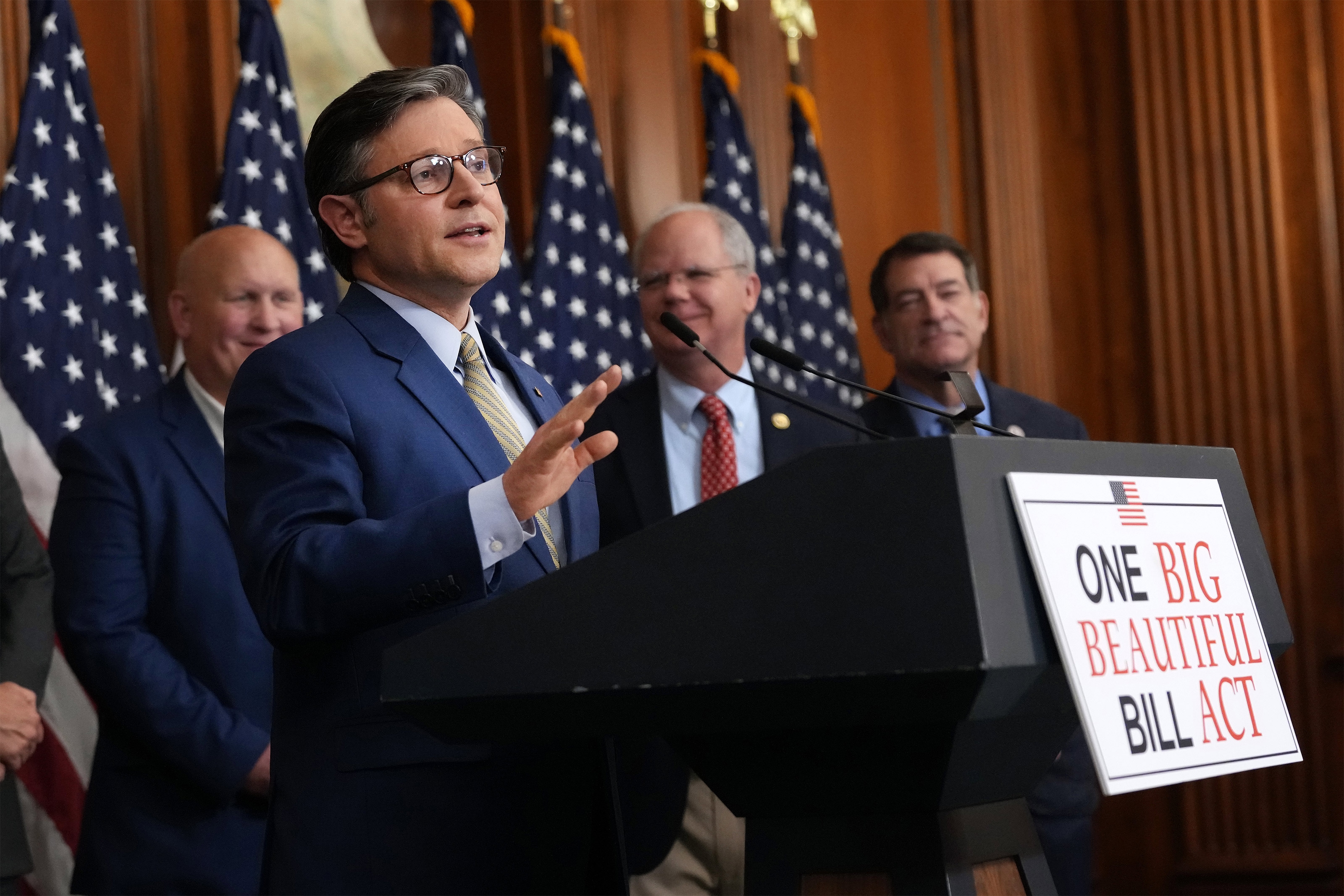 Republicanos buscan castigar a estados que ofrecen seguro de salud a inmigrantes sin papeles