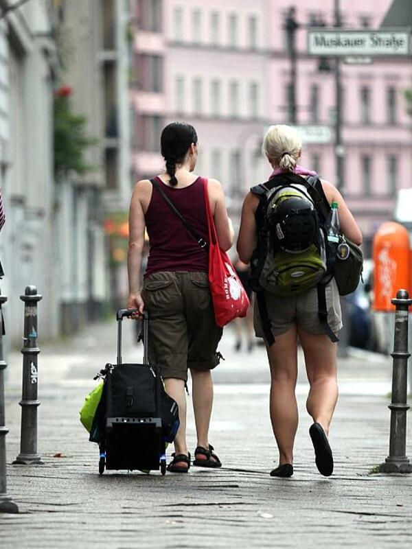Nel 2024, i viaggiatori provenienti dalla Germania hanno effettuato complessivamente 277 milioni di viaggi privati e di lavoro con almeno un pernottamento in Germania o all'estero.