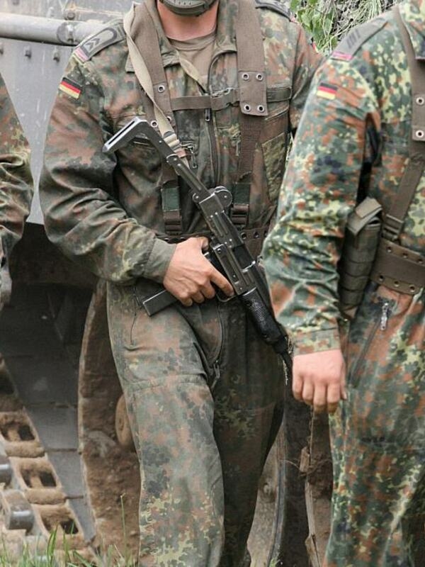 In the debate about personnel gaps in the Bundeswehr, the chairman of the Defence Committee in the Bundestag, Thomas Röwekamp (CDU), called for the introduction of a general military service obligation.