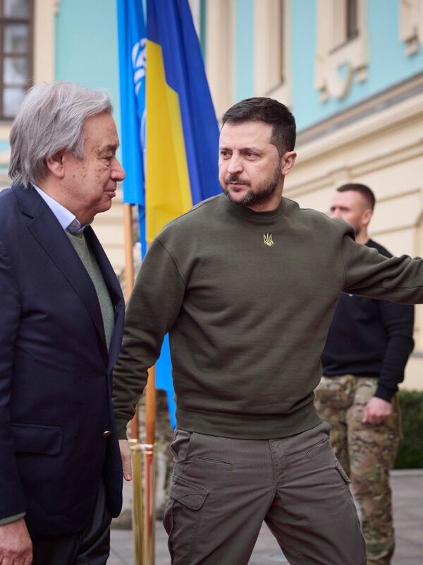 Het Kremlin probeert de wereld ervan te overtuigen dat er niets te bespreken valt met de Oekraïense president. Hij zou eigenlijk niet meer in functie moeten zijn.
