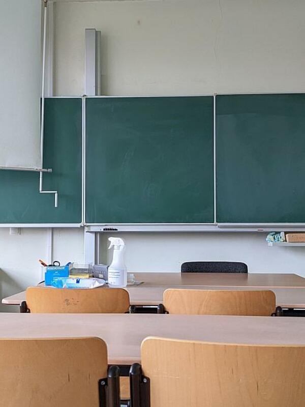 La ministra de Educación de Renania del Norte-Westfalia, Dorothee Feller (CDU), no tiene objeciones fundamentales al uso de teléfonos móviles en las clases de secundaria.